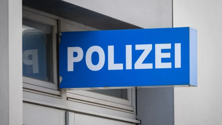 Kriminalität: Betrunkener fährt zur Polizeiwache – Führerschein weg
