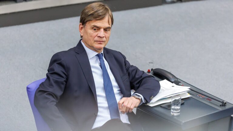 „Abstieg für Deutschland“: So rechnet die CDU in einer Parteibroschüre mit der AfD ab – Politik