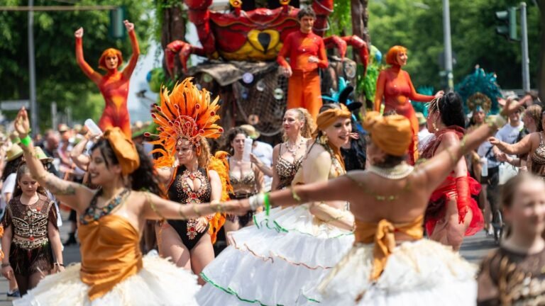 Straßenfeiern: Karneval der Kulturen: Großer Umzug zieht durch Berlin