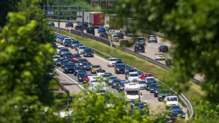Stau zu Ferienbeginn: Hier wird es an Pfingsten in Bayern besonders voll – Bayern
