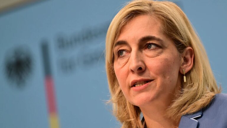 Liveblog zur Bundesregierung: Bericht: Kinderlose sollen mehr in Pflegeversicherung zahlen – Politik