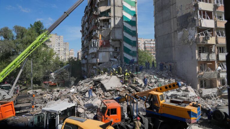Ukraine News: 24 Tote nach russischem Angriff auf Wohnhaus in Kiew – Politik
