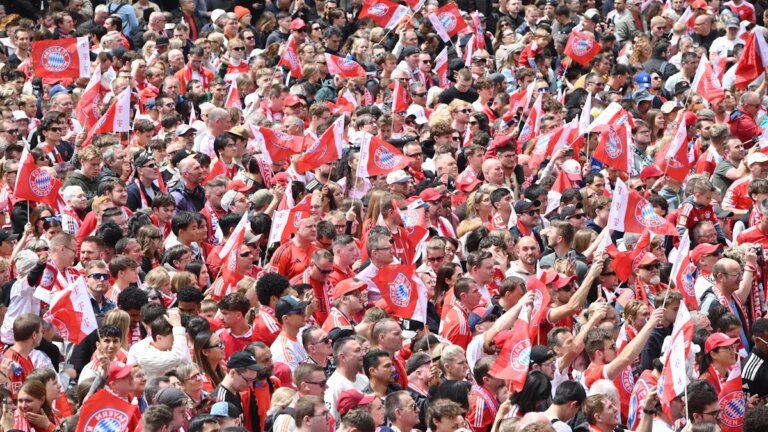 Münchner Marienplatz: Löwen-Fans kapern Meisterfeier des FC Bayern mit Schmähplakat – München