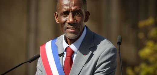 Frankreich: Bürgermeister hängt Porträt von Emmanuel Macron ab und bekommt prompt Ärger