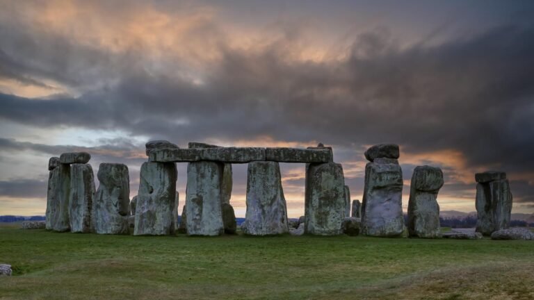 In Stonehenge wird ein 4.500 Jahre altes Haus wieder aufgebaut