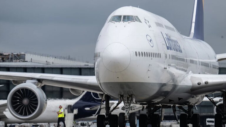 Liveblog zur Bundesregierung: Bundestag beschließt niedrigere Steuer für Flugtickets – Politik