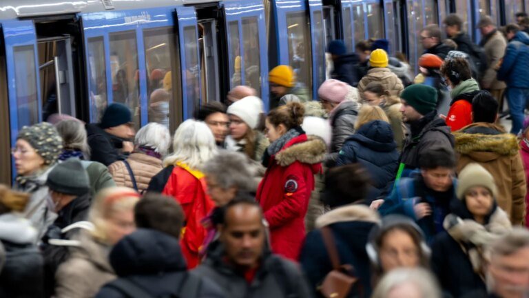 Chaos vor Champions-League-Spiel in Allianz Arena in München: U-Bahn mit 1000 Fans geräumt – München