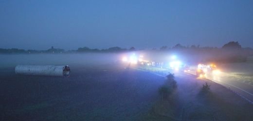 Autobahndreieck Stuhr: Tonnenschweres Windradteil rollt von Schwertransporter auf Wiese