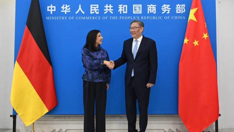 Katherina Reiche in China: Viel Bewunderung für ein Tempo, das Deutschland unter Druck setzt – Politik