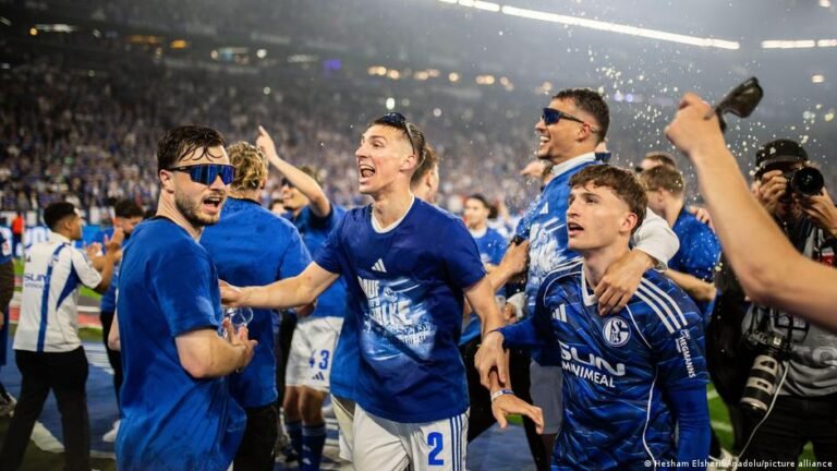 Fußball-Bundesliga: Schalke spielt wieder erstklassig