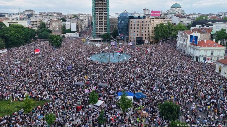 Zehntausende protestieren gegen Aleksandar Vučić