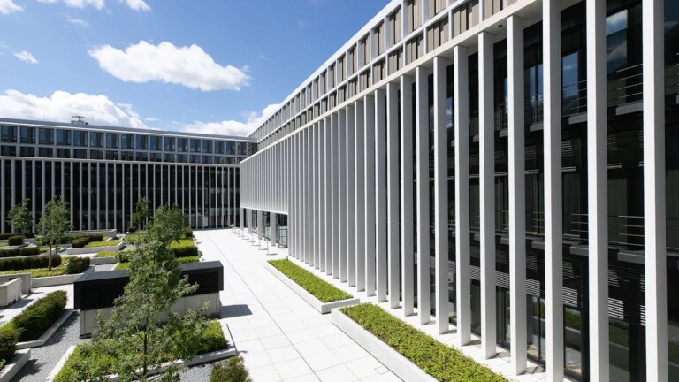 Strafjustizzentrum in München: Dass hier der Rechtsstaat wohnt, muss man vom Klingelschild ablesen – München