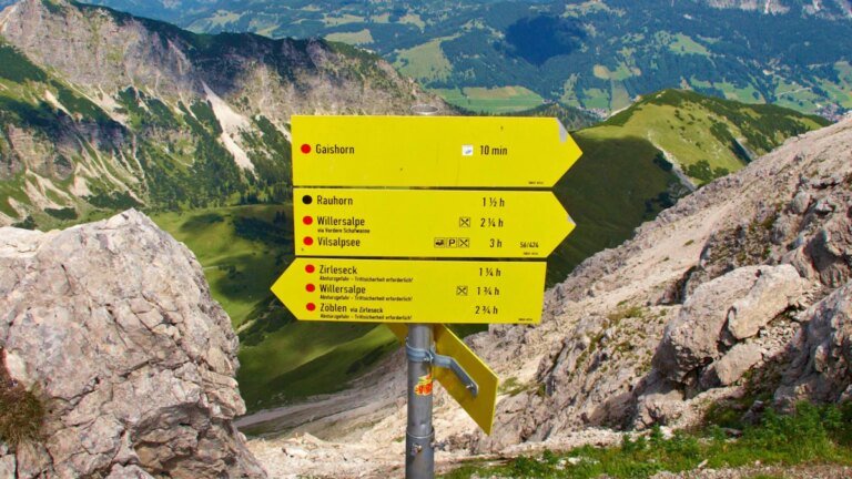 Wann ist der Gipfel erreicht? Wie Gehzeiten auf Wegweisern in den Bergen errechnet werden – Bayern