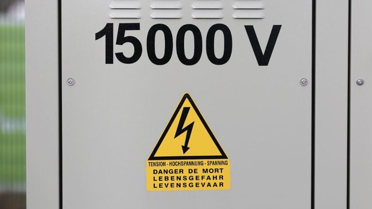 Gewerbespeicher: „Mit Lastspitzenkappung kann ein Betrieb 50 Prozent der Stromkosten einsparen“