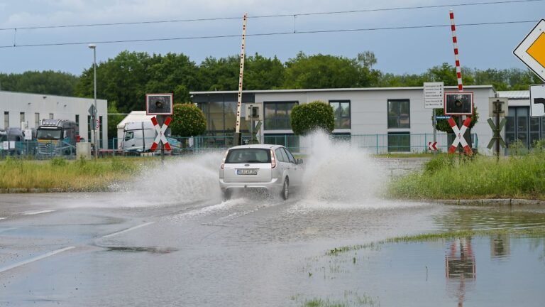 Blitzeinschlag stört Tauffeier: Schwere Gewitter ziehen über Deutschland – Zwei Tote bei Karlsruhe
