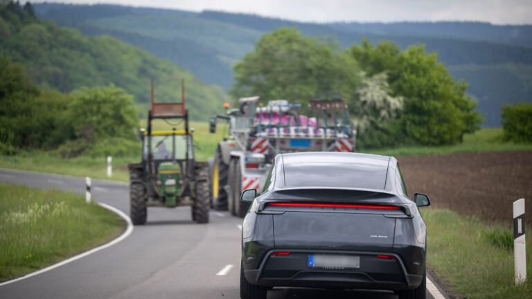 Pilotprojekt in der Eifel: Selbstfahrende Teslas chauffieren Schüler und Senioren