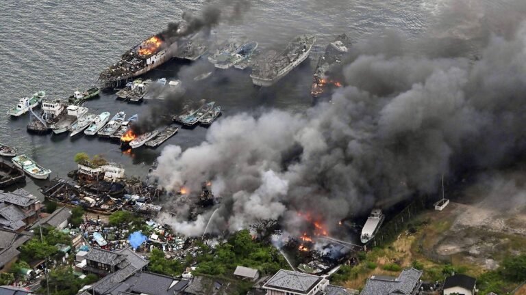Anwohner werden evakuiert: Großbrand bricht in japanischer Werft aus