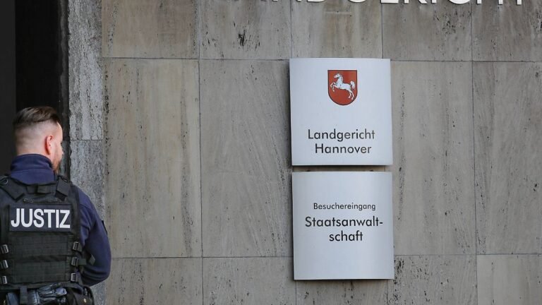 Austritt aus der Partei: Kinderpornografie-Verdacht: Polizei ermittelt gegen AfD-Politiker