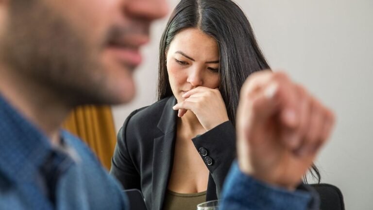 Kleine Sätze, große Wirkung: Was bei ständigen Sticheleien im Job hilft