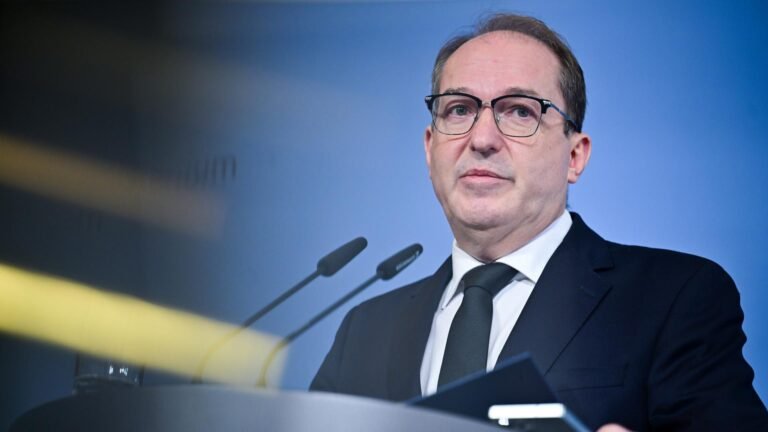 Bundesinnenminister – Dobrindt will Grenzkontrollen fortsetzen