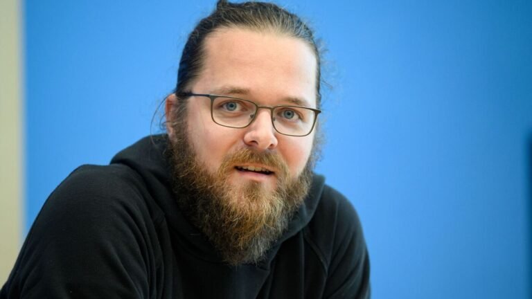 Kritik an abgesagter Lesung von Arne Semsrott in Magdeburg