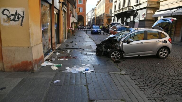 Im historischen Zentrum: Autoraser in Modena: Deutsche Touristin unter Verletzten