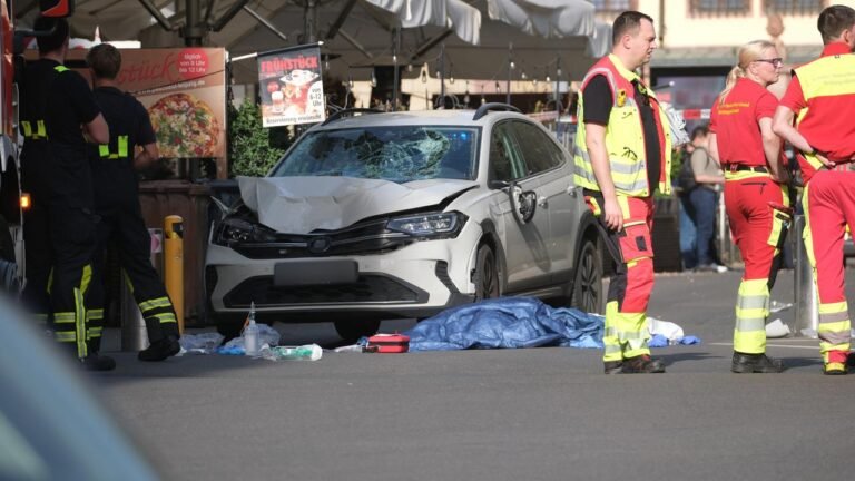 Leipzig: Auto fährt in Menschenmenge