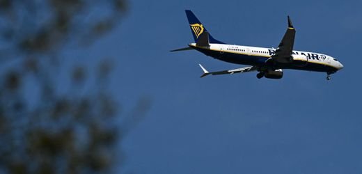Berlin: Betrunkener Passagier pöbelt – Flug muss in Baden-Württemberg landen