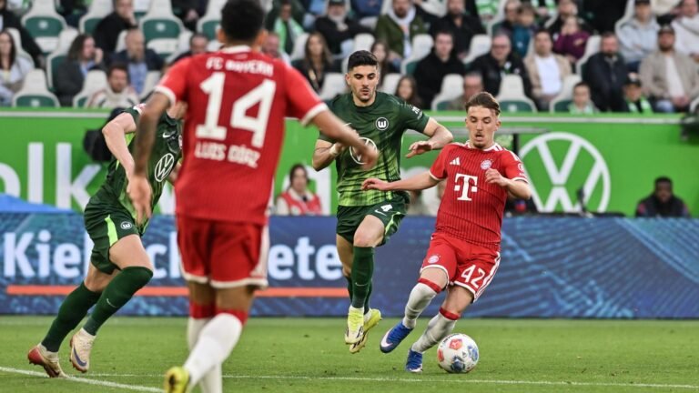 Bundesliga – Bayern gewinnt in Wolfsburg, Leipzig schlägt St. Pauli, Leverkusen unterliegt Stuttgart