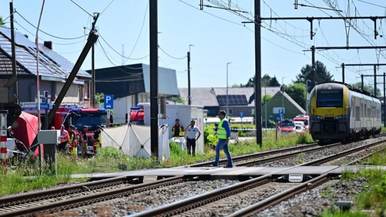 Belgien: Schulbus kollidiert mit Zug