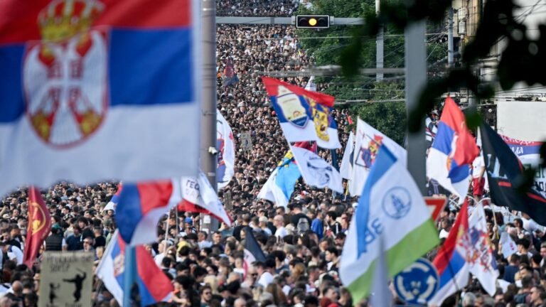 Zehntausende protestieren gegen serbische Führung