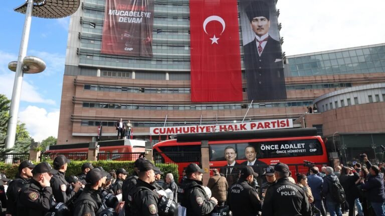 Polizei stürmt CHP-Oppositionszentrale in Ankara