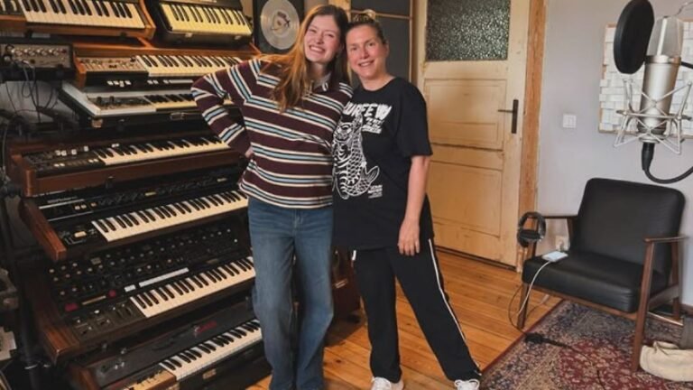 „Ein Song aus dem Bauch“: Jeanette Biedermann mit Babykugel im Studio
