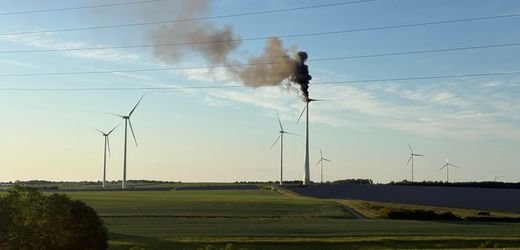 Kitzingen: Windrad brennt, Polizei warnt vor abstürzendem Rotor