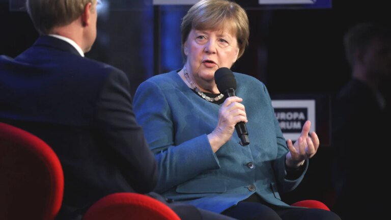 Ukraine News: Merkel: Europa soll sich in Verhandlungen über Kriegsende einschalten – Politik