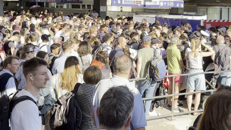 Münchner Hauptbahnhof: Gefährliches Gedränge am Starnberger Flügelbahnhof – Hunderte Reisende eingezwängt – München