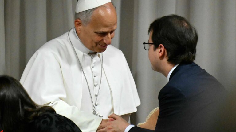 Papst Leo XIV.: Ein ungewöhnlicher Gast bei seiner Präsentation der Enzyklika – Politik
