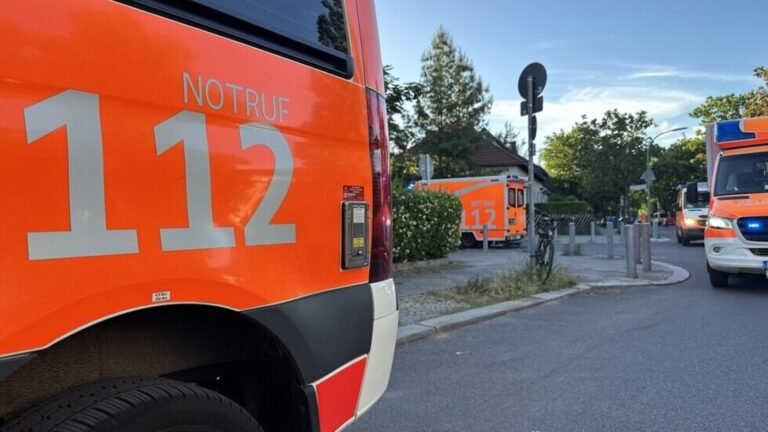 Fahrradfahrer nach Zusammenstoß mit Rettungswagen lebensgefährlich verletzt