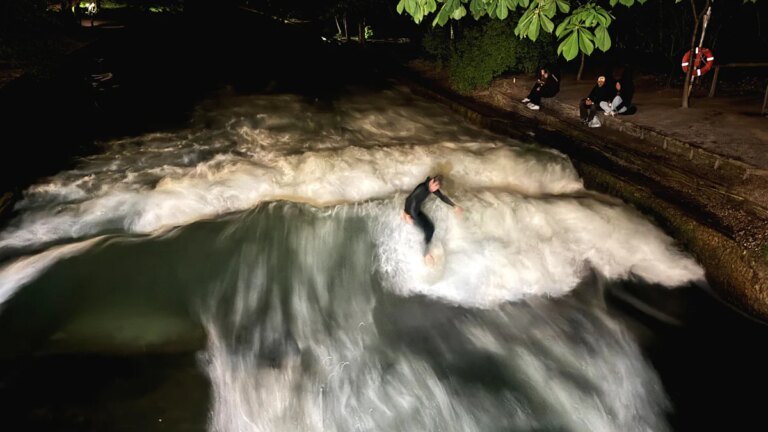 Münchner Eisbachwelle: Surfer halten sich nicht an die Regeln – München