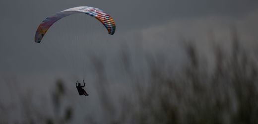 Österreich: Kleinflugzeug zerfetzt Gleitschirm – Pilotin nur leicht verletzt