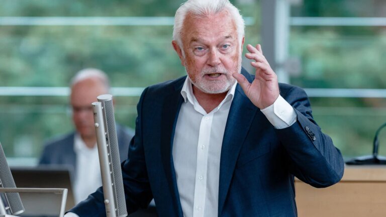 Parteitag – Kubicki zum neuen FDP-Vorsitzenden gewählt – überraschend angetretene Strack-Zimmermann unterliegt – Politik