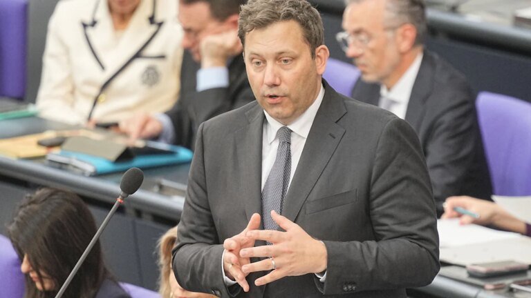 Sparen für den Bundeshaushalt: Klingbeil plant mit ungedeckten Schecks – Politik
