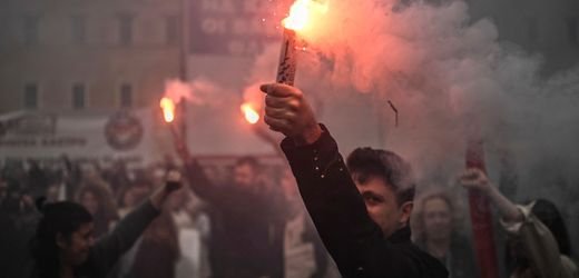 1. Mai-Proteste weltweit: Pyro, Power Ranger, Polizei – die besten Bilder