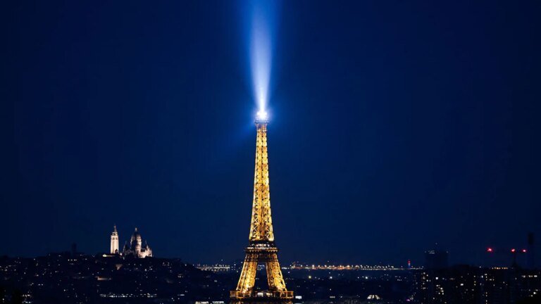 Paris: Eiffelturm Treppenstück für 450 000 Euro versteigert – Wirtschaft