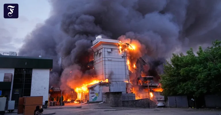 Ukraine-Liveticker: Schwere russische Luftangriffe auf Kiew