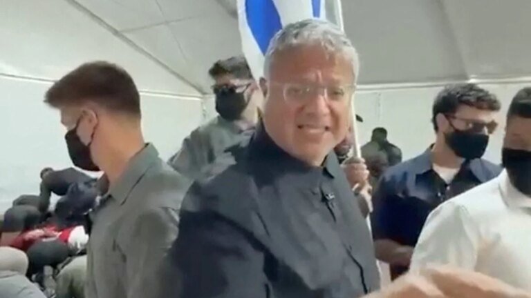 Israel: Rechter Polizeiminister Ben-Gvir postet Demütigung von Gaza-Aktivisten – Politik