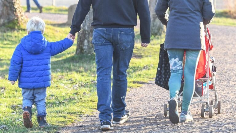 Bundestag berät über antragloses Kindergeld