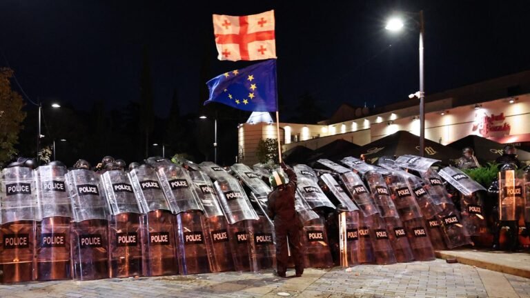 Tausende Menschen demonstrieren in Tiflis gegen pro-russische Regierung