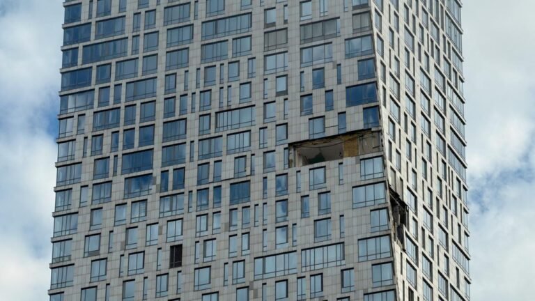 Ukrainische Drohne beschädigt Moskauer Wohnhaus