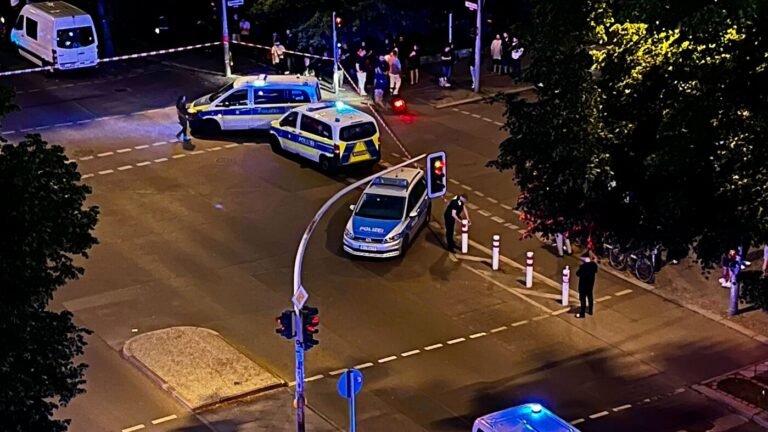 Mehrere Einsatzwagen rücken nach Knallgeräuschen in Berlin aus